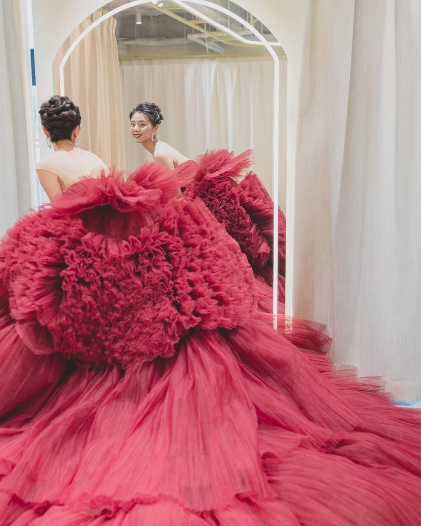 Where can you find the domestic dress salons that offer "Nicole + Felicia," which Taylor Swift also wore on her tour? 💖にて紹介している画像