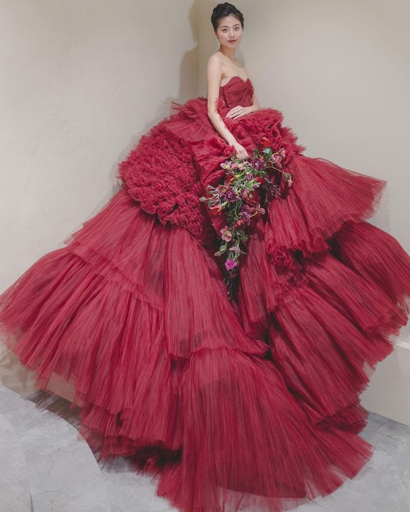 Where can you find the domestic dress salons that offer "Nicole + Felicia," which Taylor Swift also wore on her tour? 💖にて紹介している画像