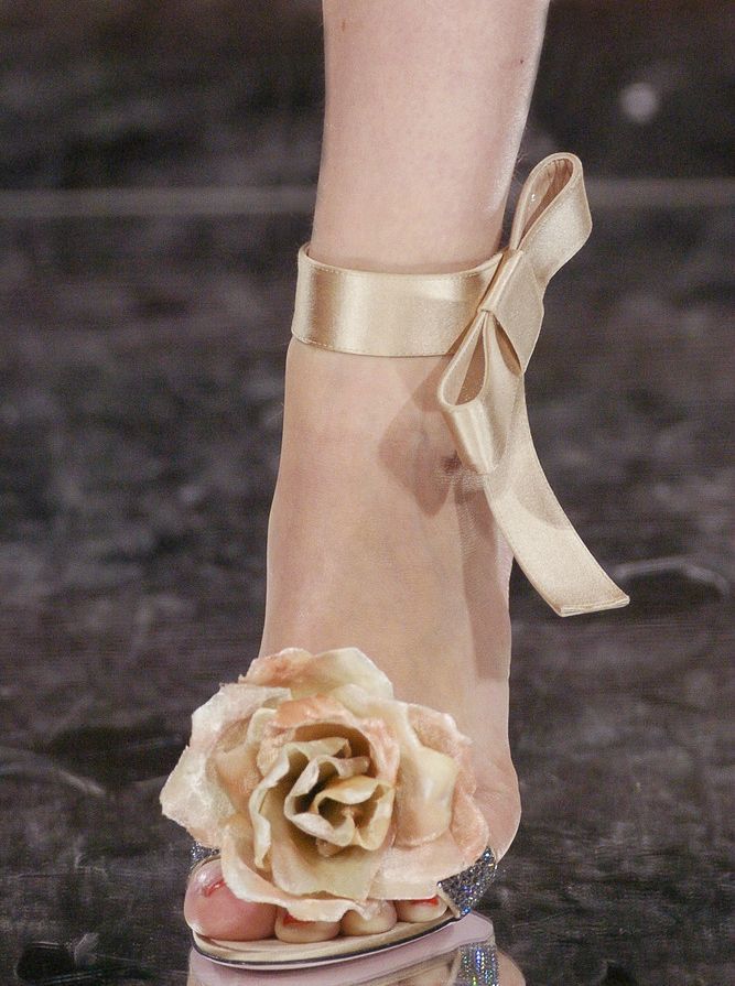 A Collection of Heels with Corsages to Walk Among Flowers♡にて紹介している画像