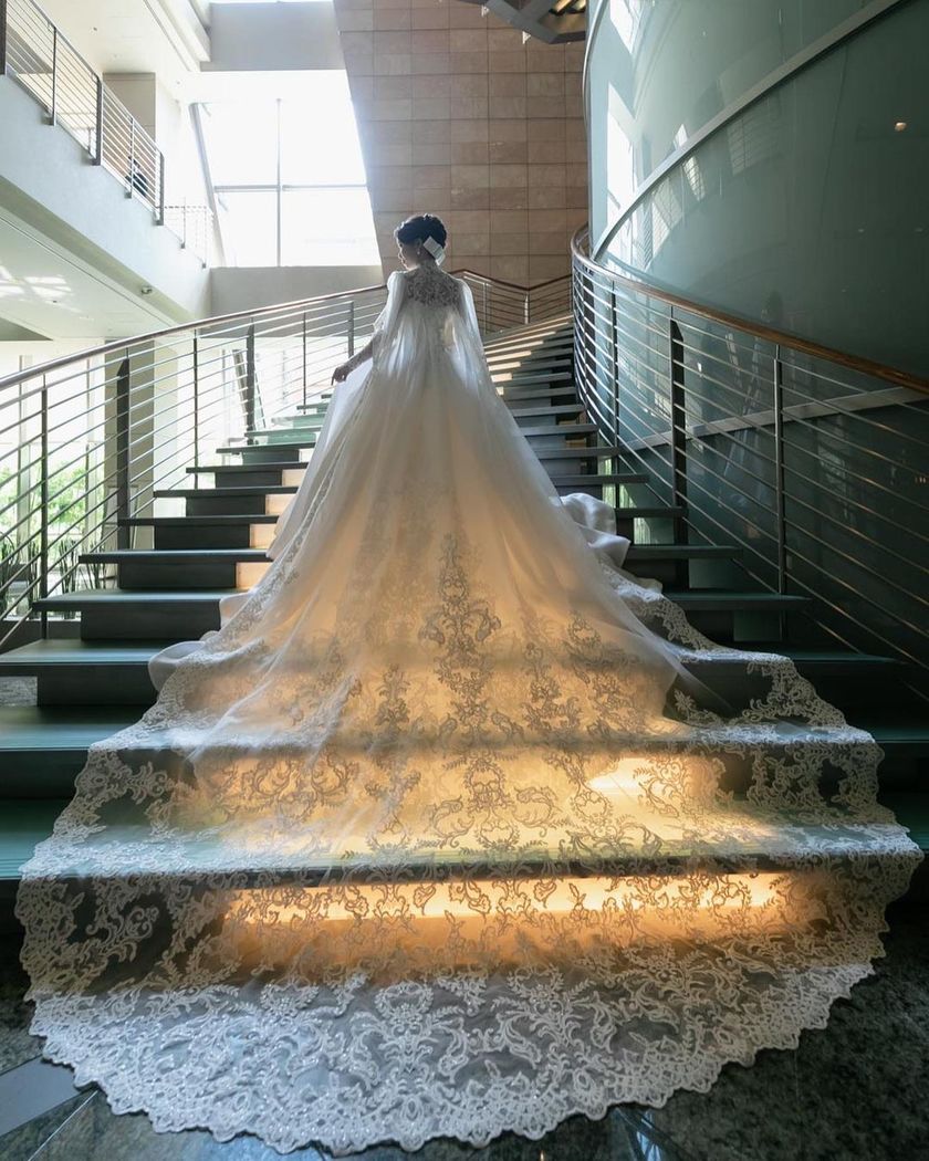 A Royal Wedding Feel ♡ 13 Beautiful and Luxurious "Mantle Dresses" Catalogにて紹介している画像