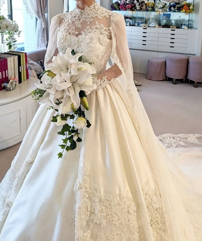 A Royal Wedding Feel ♡ 13 Beautiful and Luxurious "Mantle Dresses" Catalogにて紹介している画像