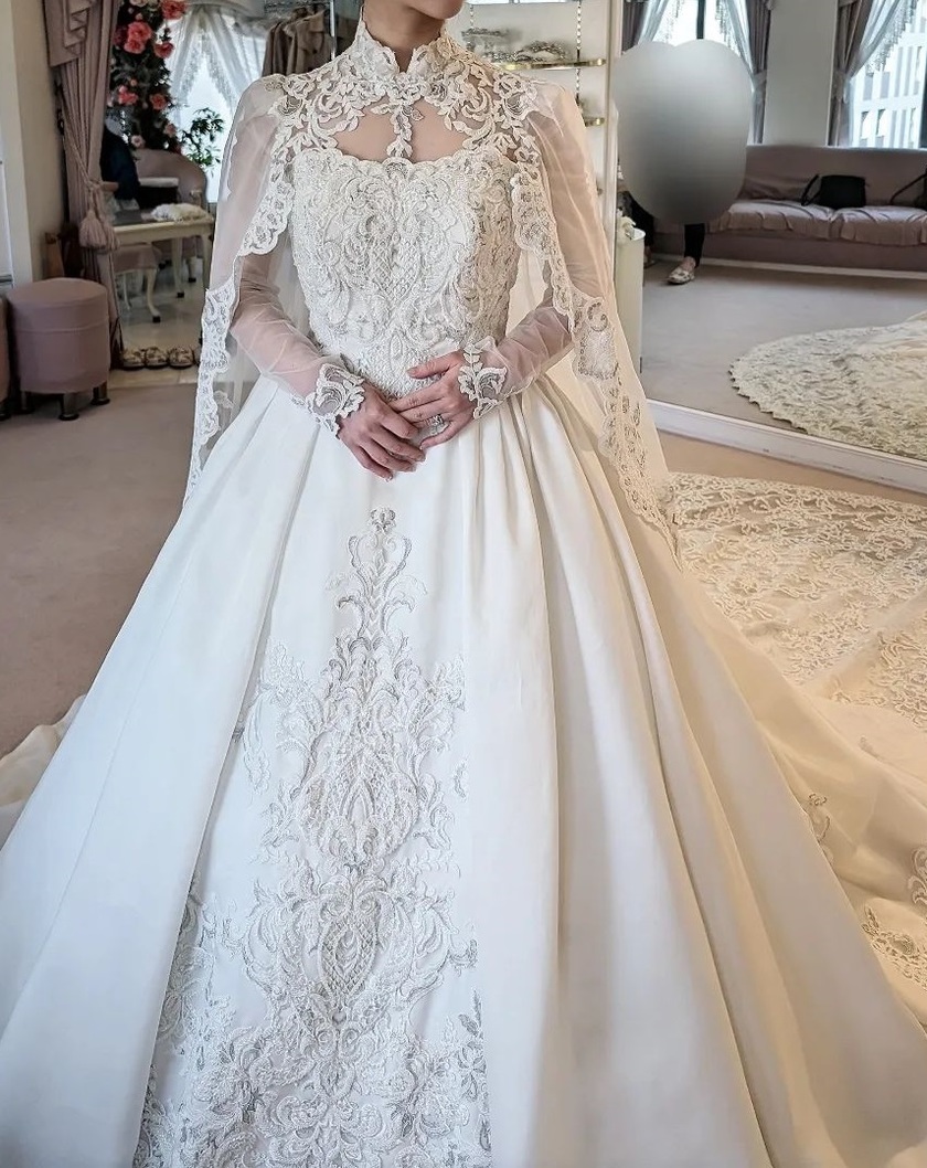 A Royal Wedding Feel ♡ 13 Beautiful and Luxurious "Mantle Dresses" Catalogにて紹介している画像