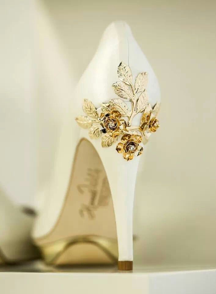 A Collection of Heels with Corsages to Walk Among Flowers♡にて紹介している画像