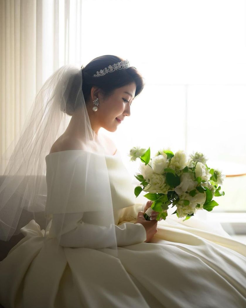 Classic dress with roll collar and long sleeves made of mikado fabric ♡ Featuring real brides who chose Hatsuko Endo's "Kelly"にて紹介している画像