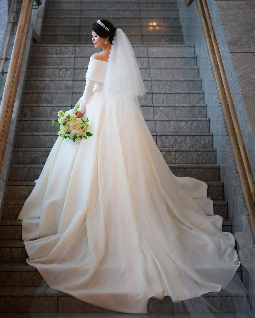 Classic dress with roll collar and long sleeves made of mikado fabric ♡ Featuring real brides who chose Hatsuko Endo's "Kelly"にて紹介している画像