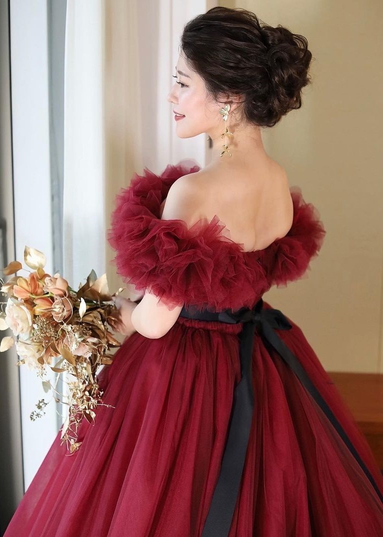 Classic dress with roll collar and long sleeves made of mikado fabric ♡ Featuring real brides who chose Hatsuko Endo's "Kelly"にて紹介している画像