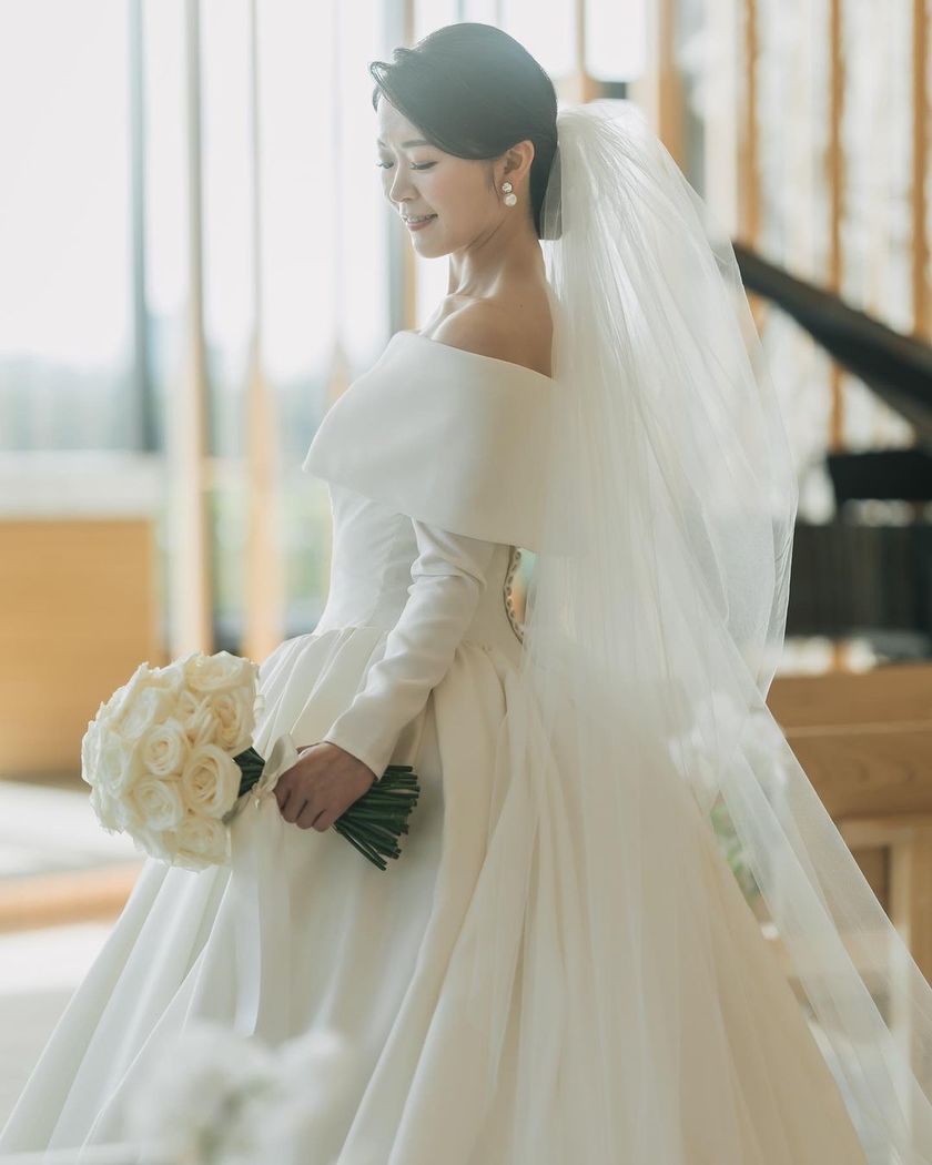 Classic dress with roll collar and long sleeves made of mikado fabric ♡ Featuring real brides who chose Hatsuko Endo's "Kelly"にて紹介している画像