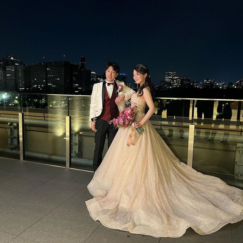 Classic dress with roll collar and long sleeves made of mikado fabric ♡ Featuring real brides who chose Hatsuko Endo's "Kelly"にて紹介している画像