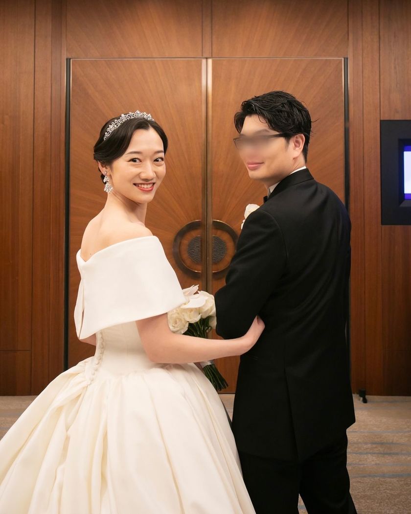 Classic dress with roll collar and long sleeves made of mikado fabric ♡ Featuring real brides who chose Hatsuko Endo's "Kelly"にて紹介している画像