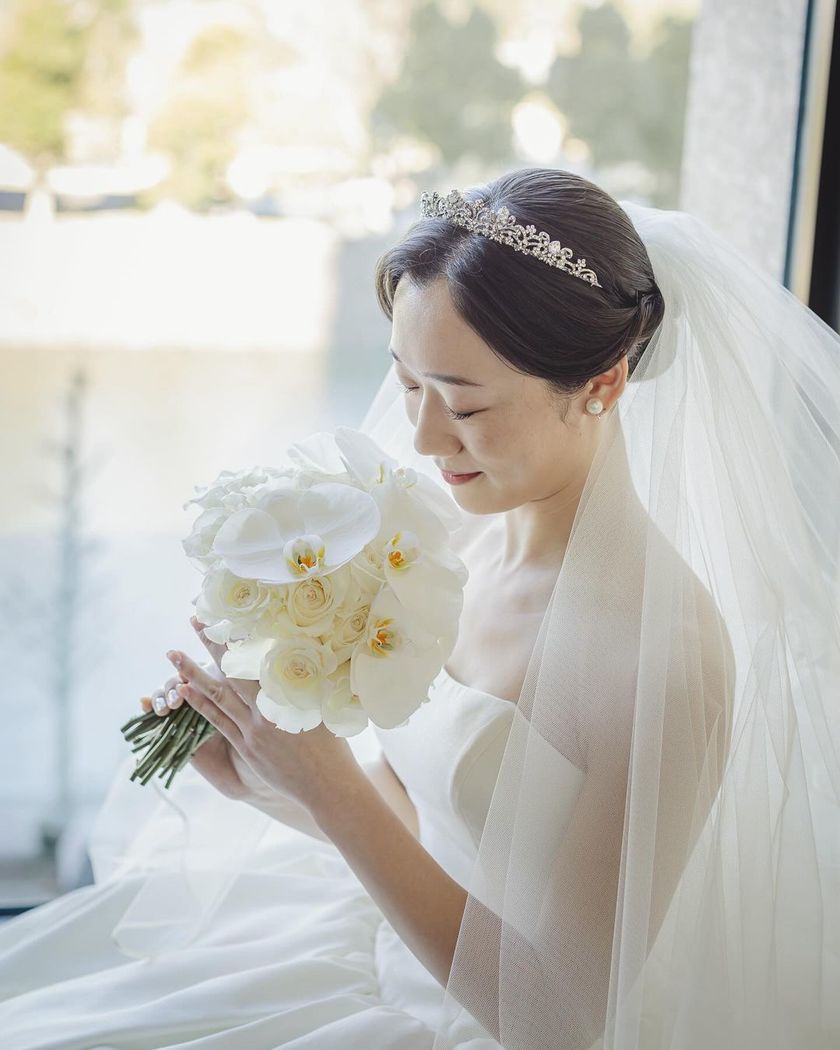Classic dress with roll collar and long sleeves made of mikado fabric ♡ Featuring real brides who chose Hatsuko Endo's "Kelly"にて紹介している画像