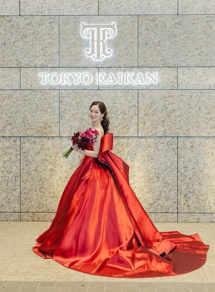 Classic dress with roll collar and long sleeves made of mikado fabric ♡ Featuring real brides who chose Hatsuko Endo's "Kelly"にて紹介している画像