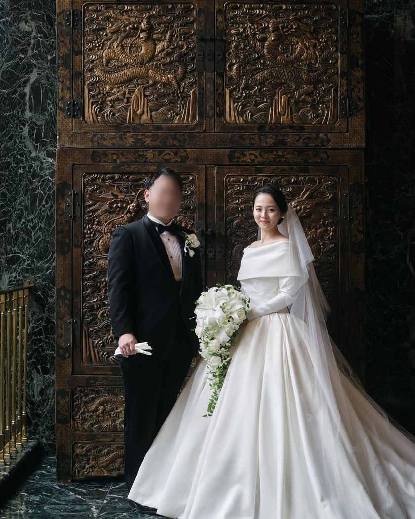 Classic dress with roll collar and long sleeves made of mikado fabric ♡ Featuring real brides who chose Hatsuko Endo's "Kelly"にて紹介している画像