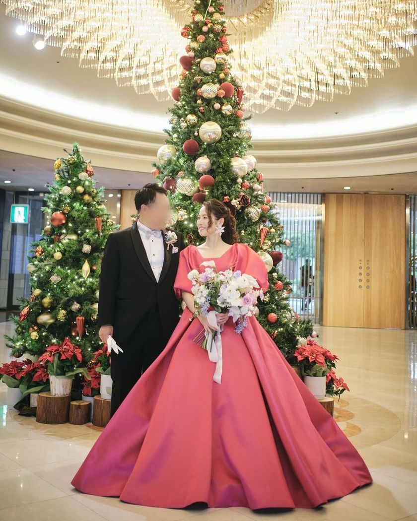 Classic dress with roll collar and long sleeves made of mikado fabric ♡ Featuring real brides who chose Hatsuko Endo's "Kelly"にて紹介している画像