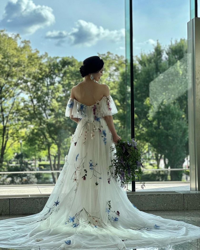 Classic dress with roll collar and long sleeves made of mikado fabric ♡ Featuring real brides who chose Hatsuko Endo's "Kelly"にて紹介している画像