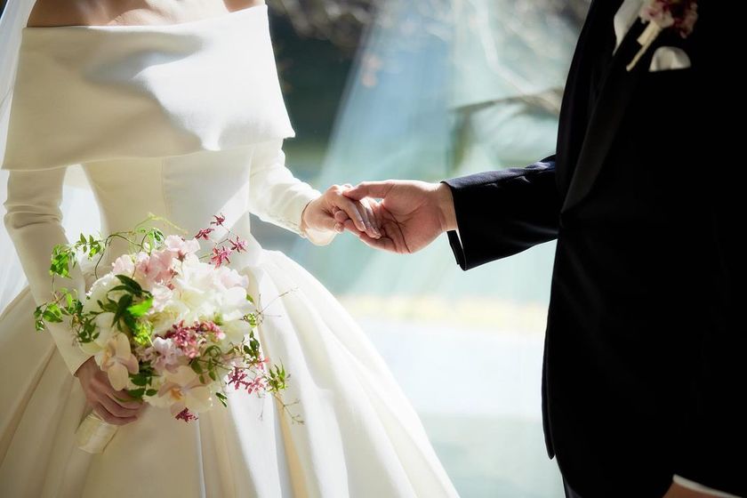 Classic dress with roll collar and long sleeves made of mikado fabric ♡ Featuring real brides who chose Hatsuko Endo's "Kelly"にて紹介している画像