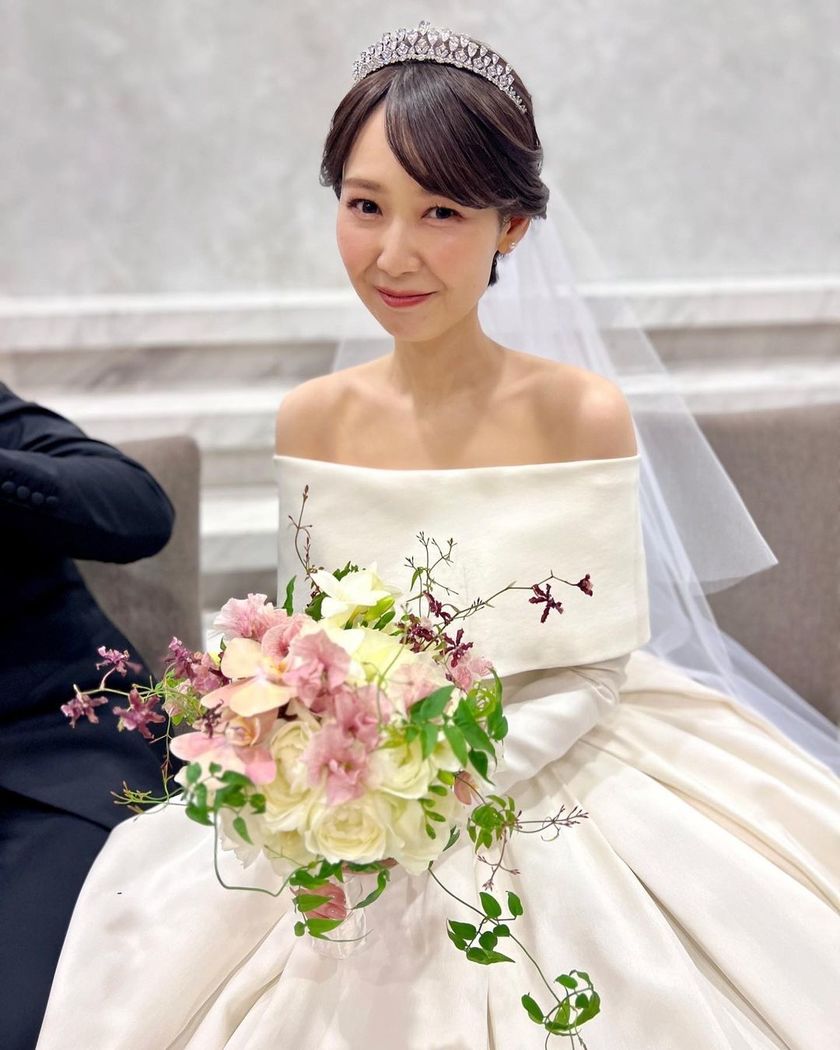 Classic dress with roll collar and long sleeves made of mikado fabric ♡ Featuring real brides who chose Hatsuko Endo's "Kelly"にて紹介している画像