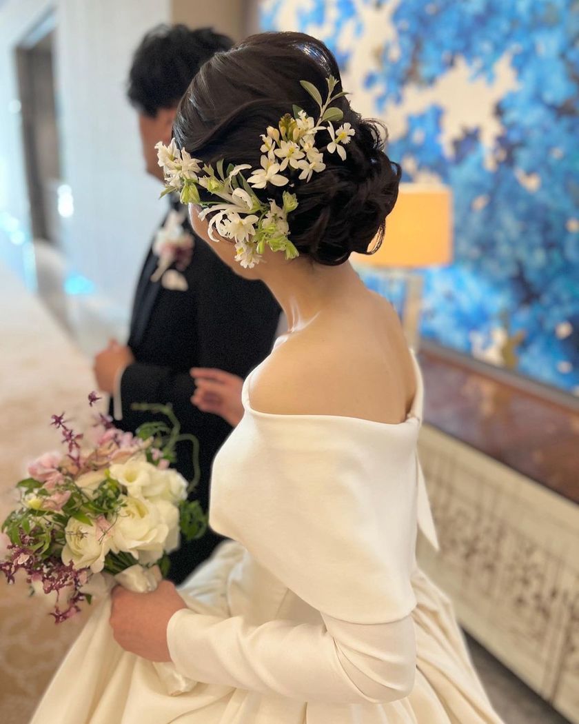 Classic dress with roll collar and long sleeves made of mikado fabric ♡ Featuring real brides who chose Hatsuko Endo's "Kelly"にて紹介している画像
