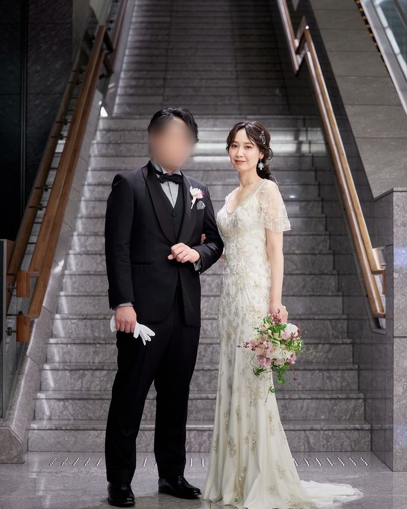 Classic dress with roll collar and long sleeves made of mikado fabric ♡ Featuring real brides who chose Hatsuko Endo's "Kelly"にて紹介している画像