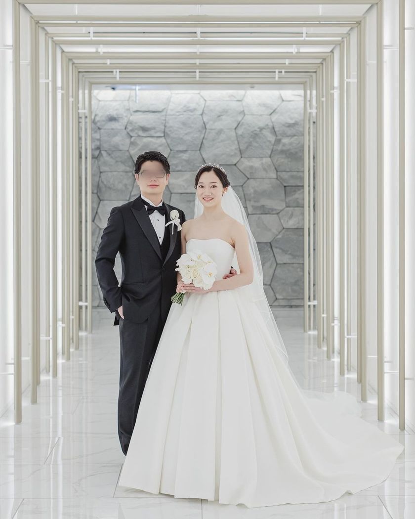 Classic dress with roll collar and long sleeves made of mikado fabric ♡ Featuring real brides who chose Hatsuko Endo's "Kelly"にて紹介している画像