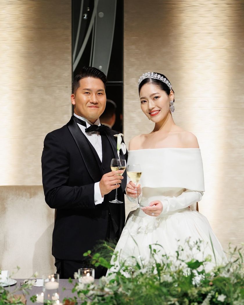 Classic dress with roll collar and long sleeves made of mikado fabric ♡ Featuring real brides who chose Hatsuko Endo's "Kelly"にて紹介している画像