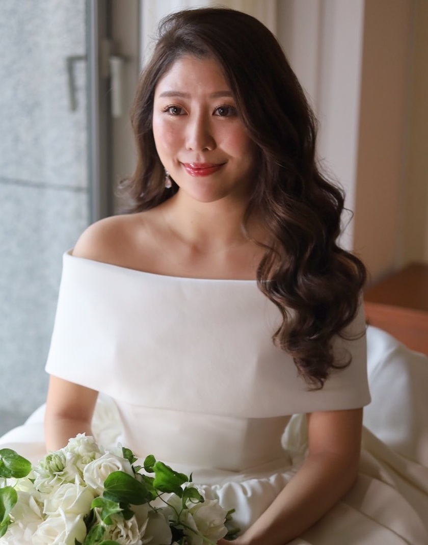 Classic dress with roll collar and long sleeves made of mikado fabric ♡ Featuring real brides who chose Hatsuko Endo's "Kelly"にて紹介している画像