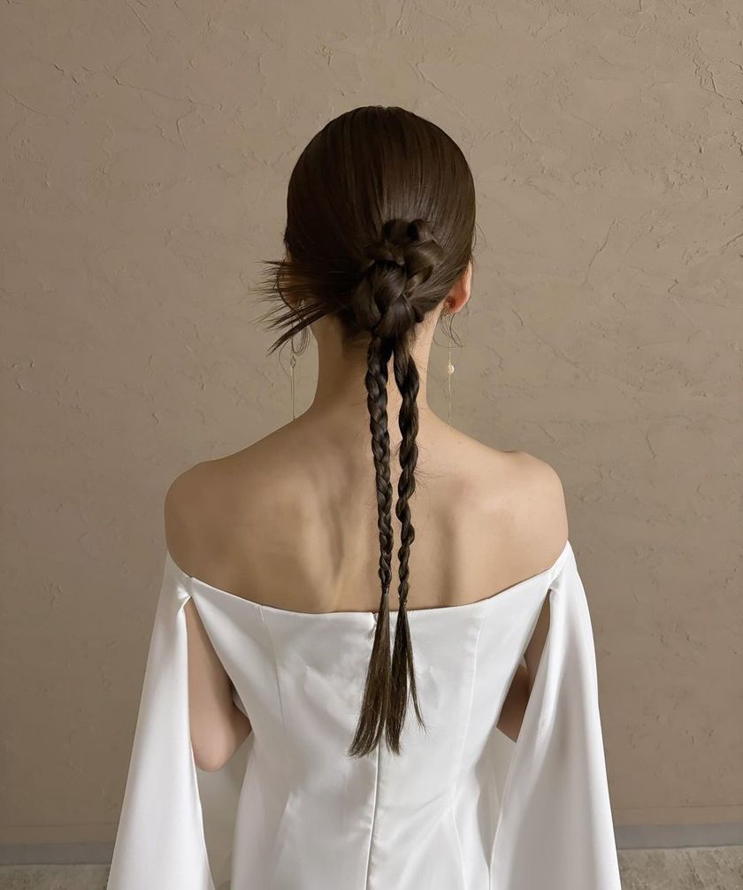 The cute tips of hair that pop out ♡ 15 Trendy "Kachimori Hair" Bridal Hair Arrangementsにて紹介している画像