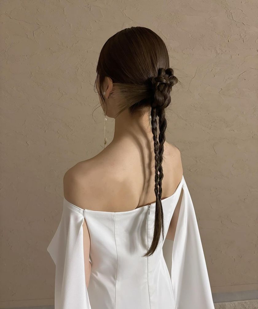 The cute tips of hair that pop out ♡ 15 Trendy "Kachimori Hair" Bridal Hair Arrangementsにて紹介している画像