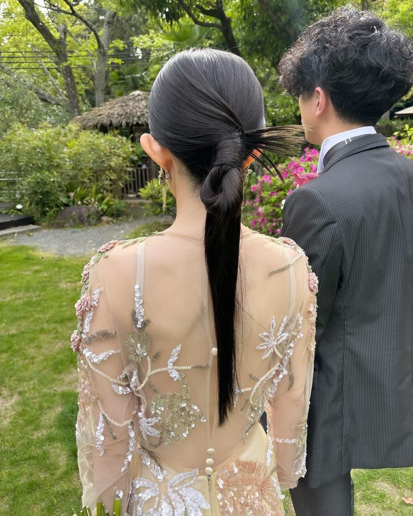 The cute tips of hair that pop out ♡ 15 Trendy "Kachimori Hair" Bridal Hair Arrangementsにて紹介している画像