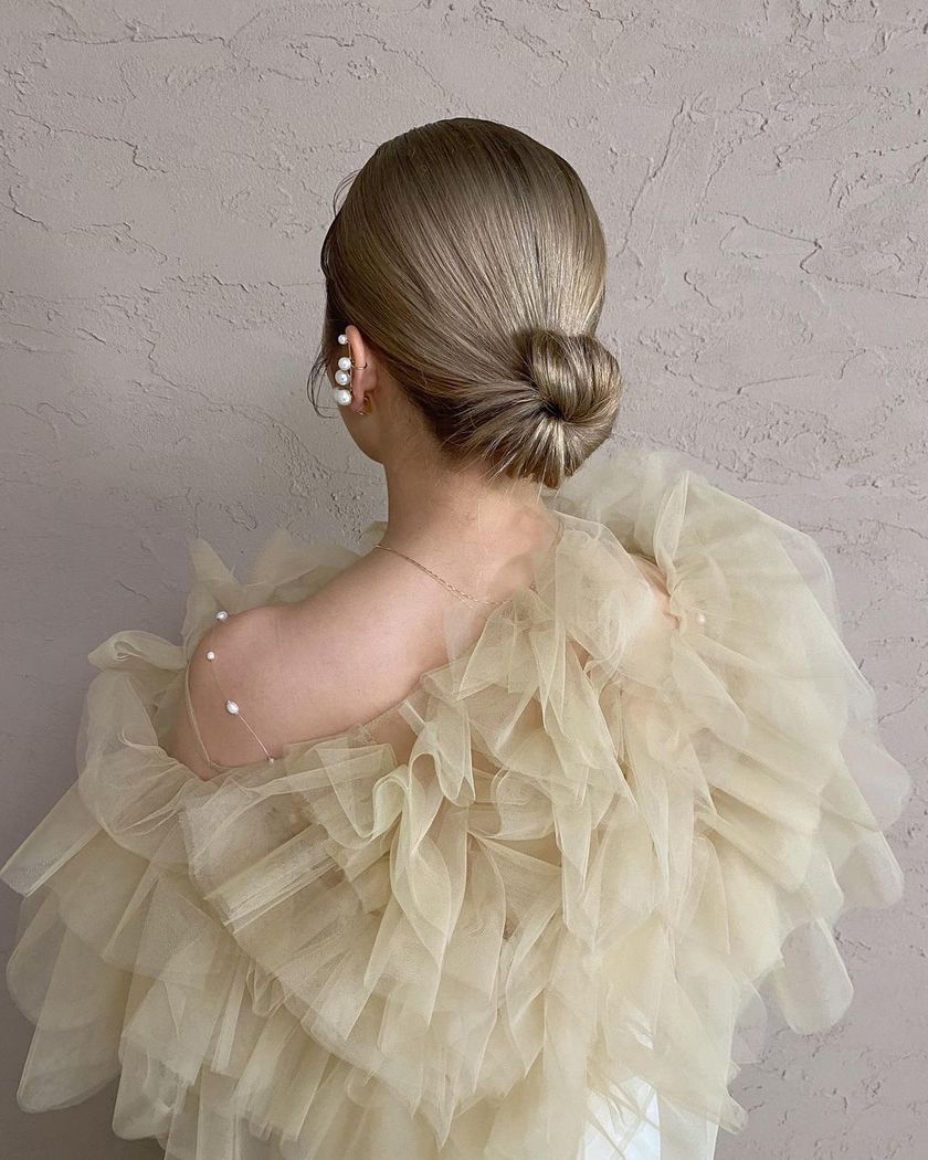 The cute tips of hair that pop out ♡ 15 Trendy "Kachimori Hair" Bridal Hair Arrangementsにて紹介している画像