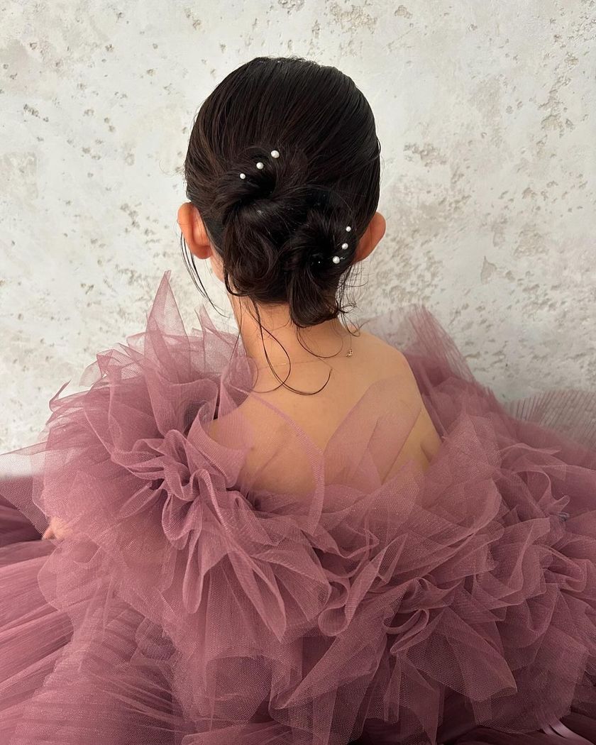 The cute tips of hair that pop out ♡ 15 Trendy "Kachimori Hair" Bridal Hair Arrangementsにて紹介している画像