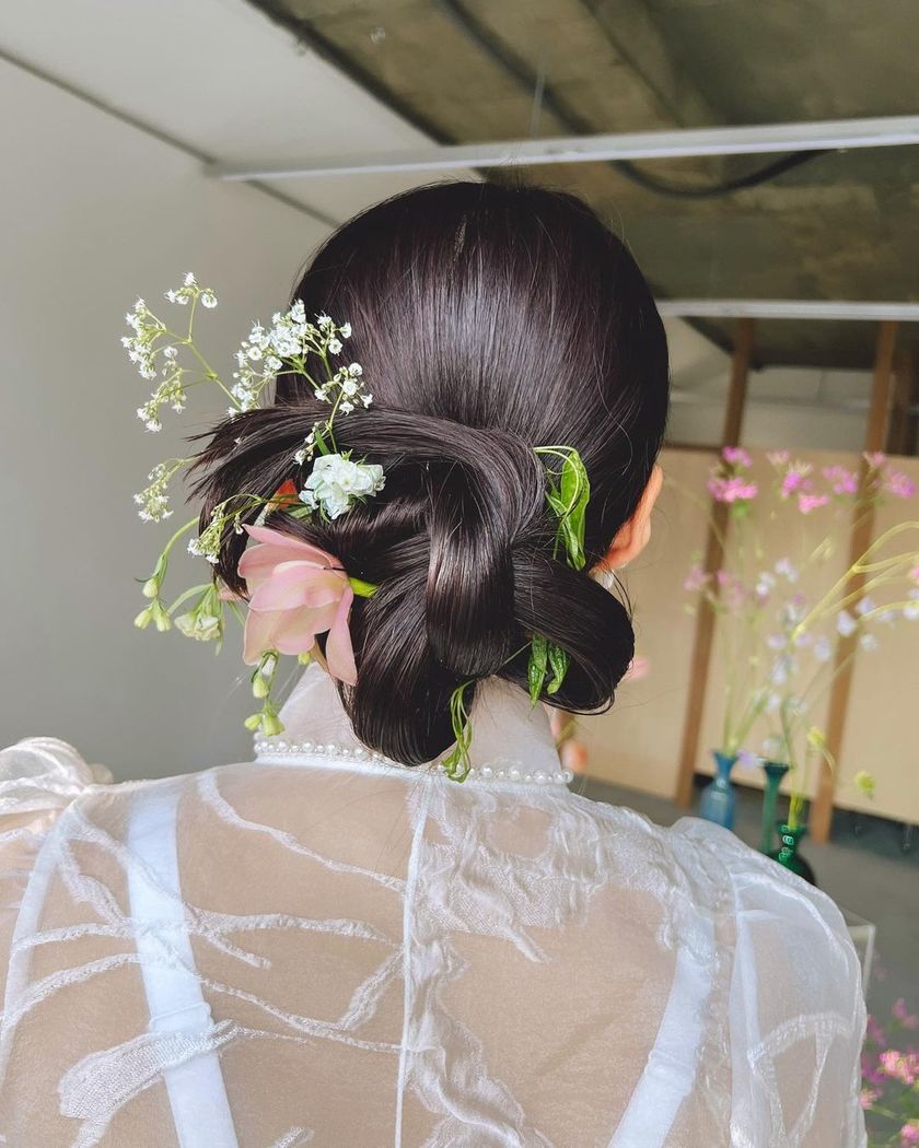 The cute tips of hair that pop out ♡ 15 Trendy "Kachimori Hair" Bridal Hair Arrangementsにて紹介している画像