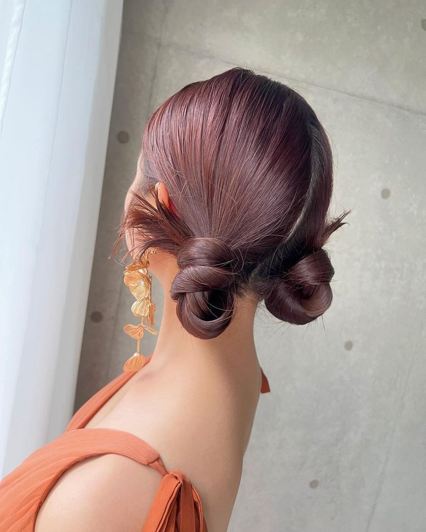 The cute tips of hair that pop out ♡ 15 Trendy "Kachimori Hair" Bridal Hair Arrangementsにて紹介している画像