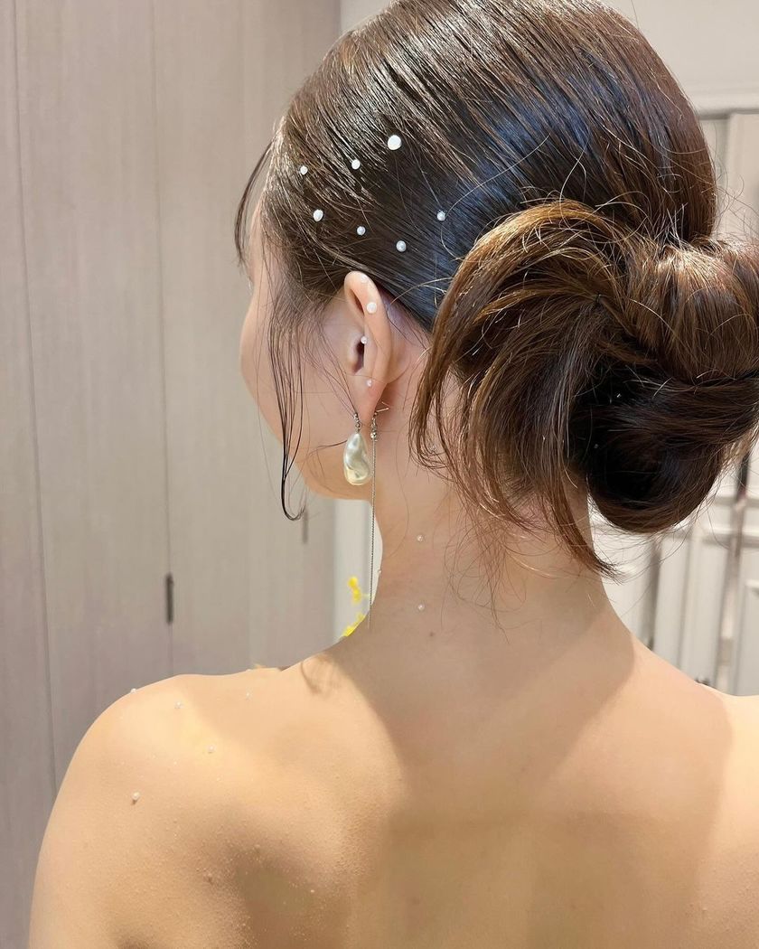 The cute tips of hair that pop out ♡ 15 Trendy "Kachimori Hair" Bridal Hair Arrangementsにて紹介している画像