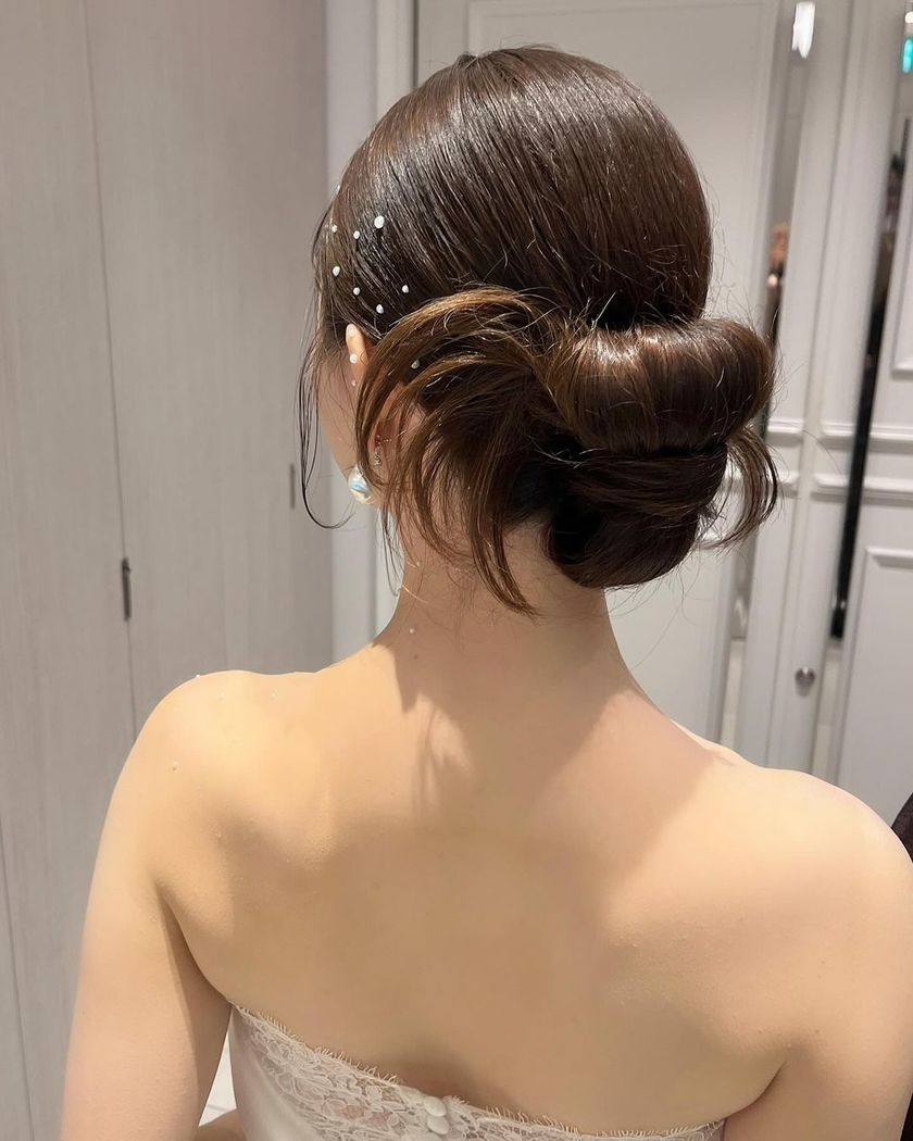 The cute tips of hair that pop out ♡ 15 Trendy "Kachimori Hair" Bridal Hair Arrangementsにて紹介している画像