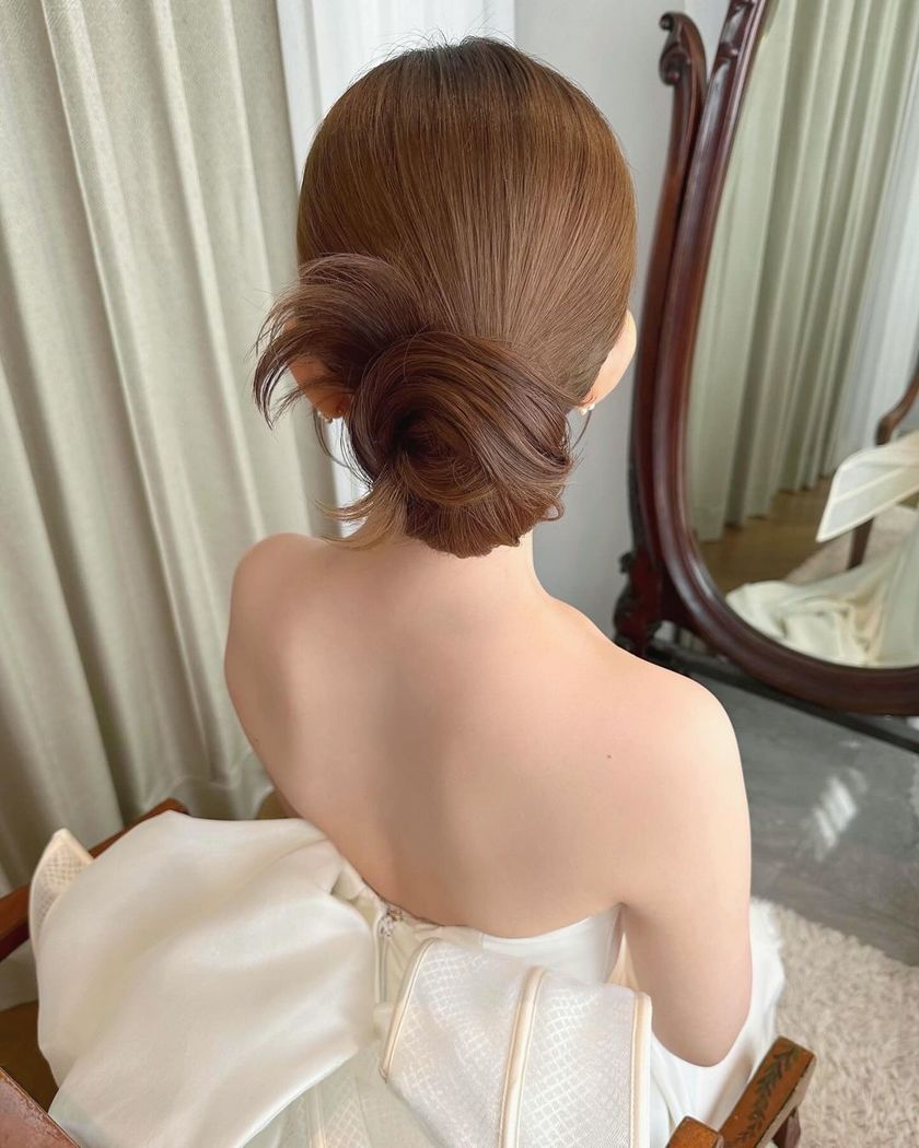 The cute tips of hair that pop out ♡ 15 Trendy "Kachimori Hair" Bridal Hair Arrangementsにて紹介している画像