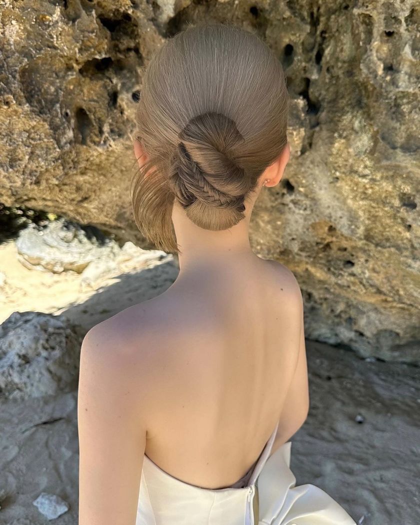 The cute tips of hair that pop out ♡ 15 Trendy "Kachimori Hair" Bridal Hair Arrangementsにて紹介している画像