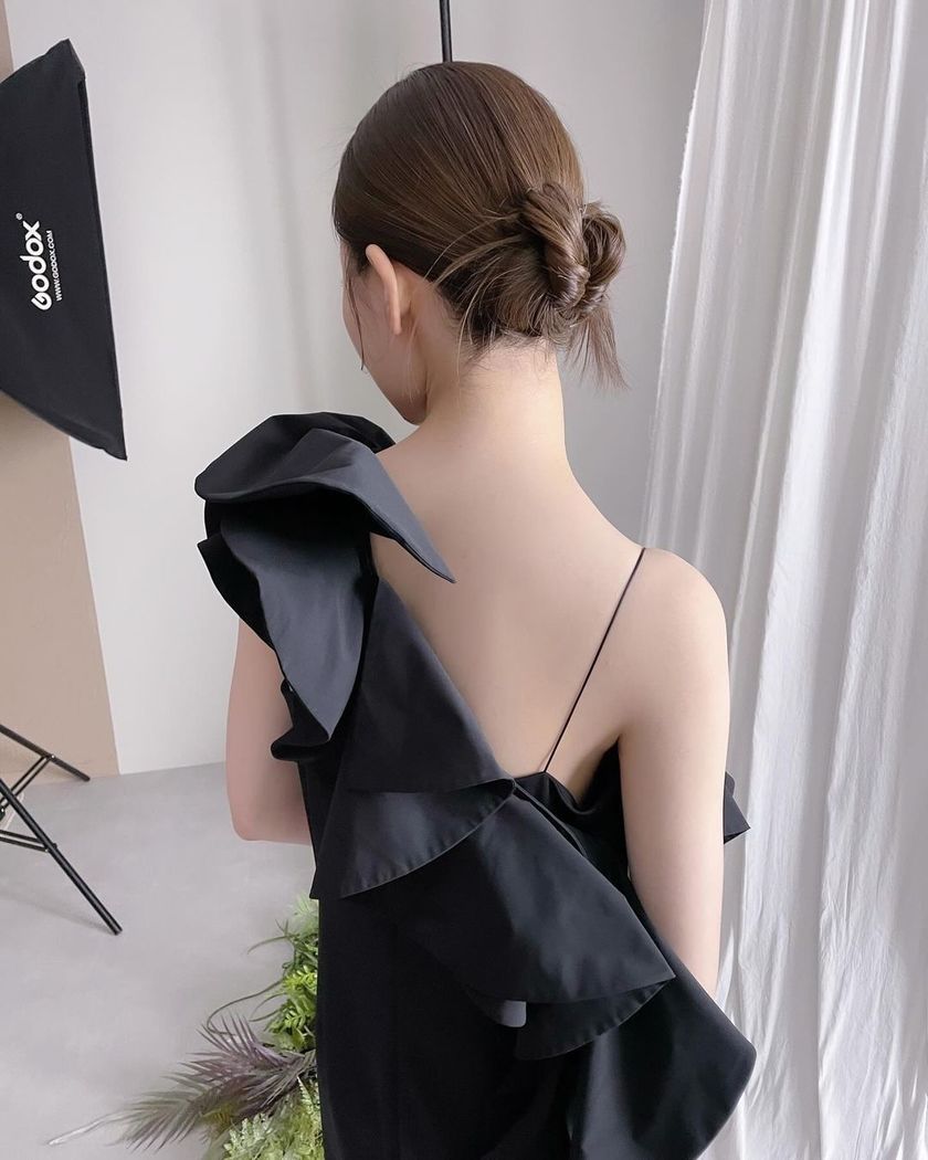 The cute tips of hair that pop out ♡ 15 Trendy "Kachimori Hair" Bridal Hair Arrangementsにて紹介している画像