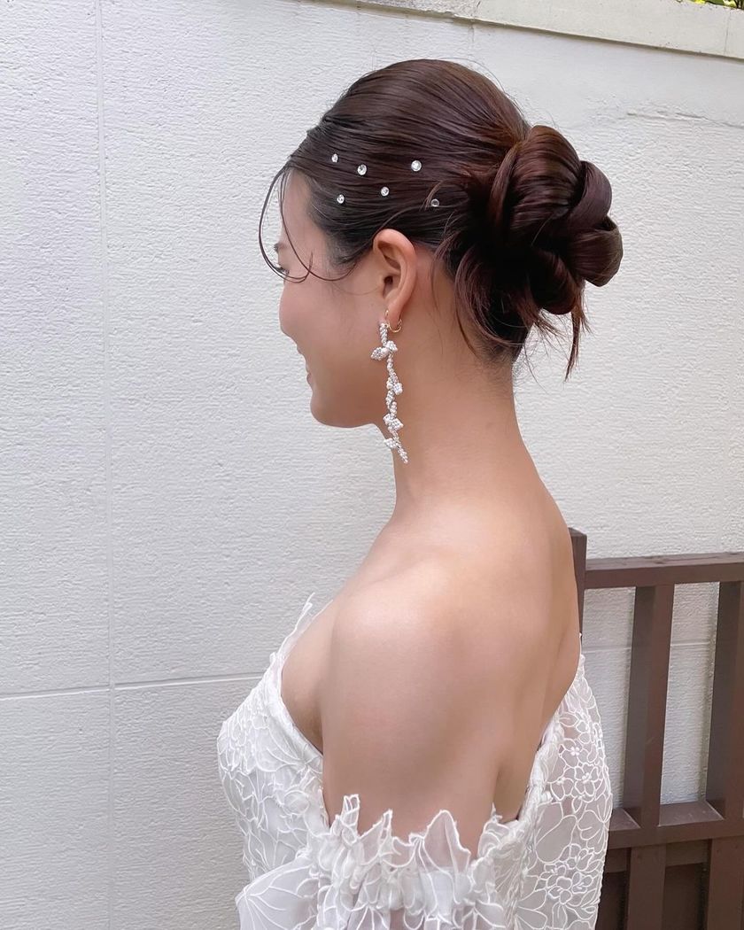 The cute tips of hair that pop out ♡ 15 Trendy "Kachimori Hair" Bridal Hair Arrangementsにて紹介している画像
