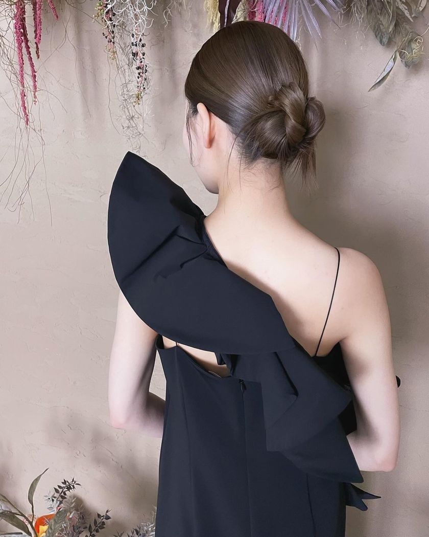 The cute tips of hair that pop out ♡ 15 Trendy "Kachimori Hair" Bridal Hair Arrangementsにて紹介している画像