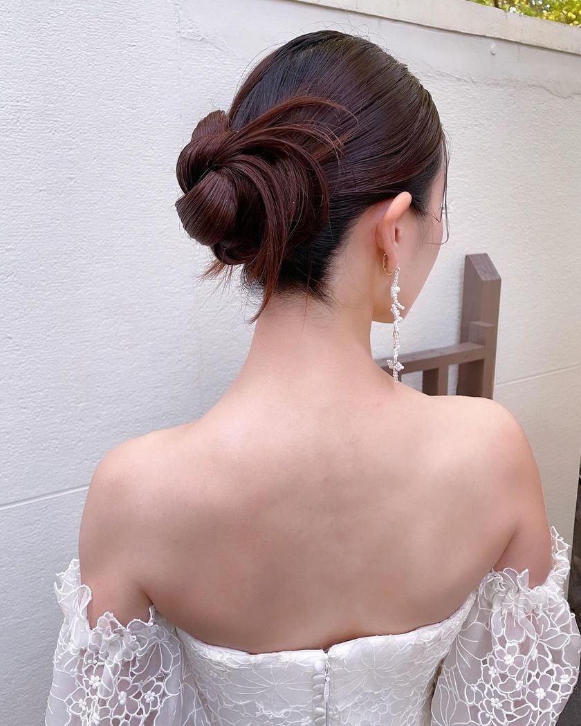 The cute tips of hair that pop out ♡ 15 Trendy "Kachimori Hair" Bridal Hair Arrangementsにて紹介している画像