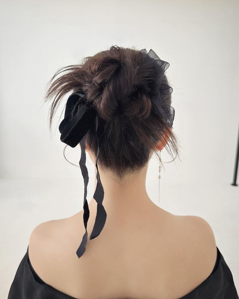 The cute tips of hair that pop out ♡ 15 Trendy "Kachimori Hair" Bridal Hair Arrangementsにて紹介している画像