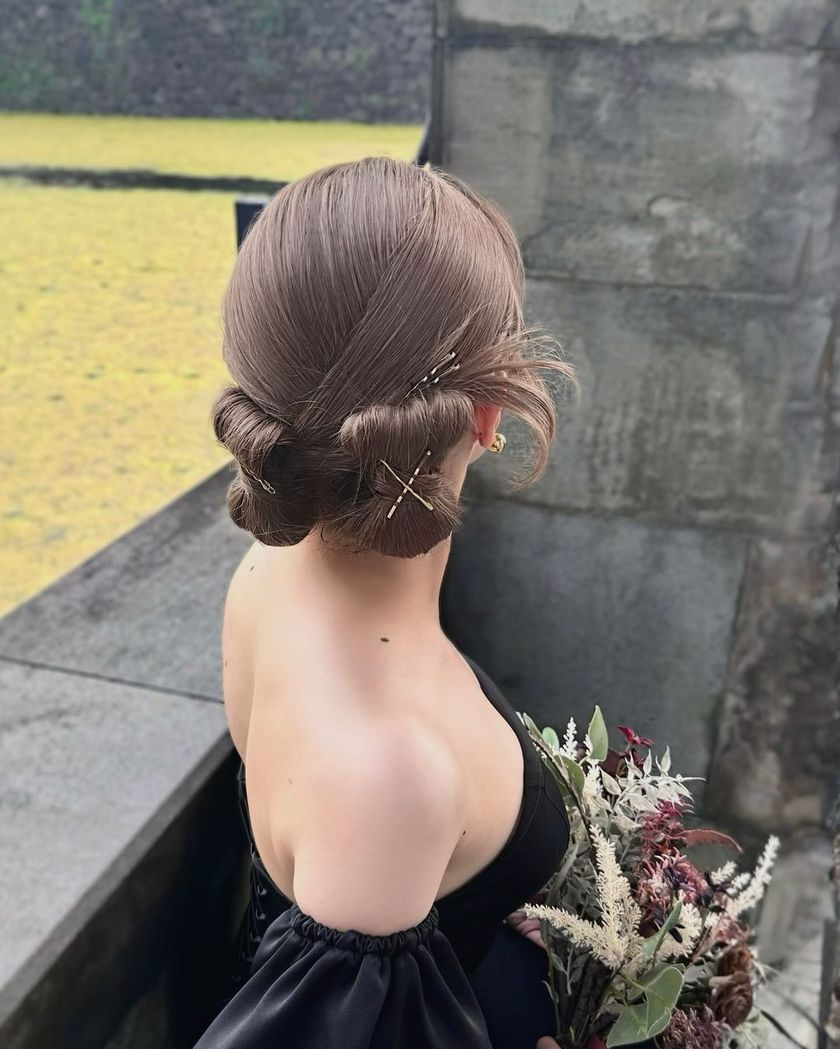 The cute tips of hair that pop out ♡ 15 Trendy "Kachimori Hair" Bridal Hair Arrangementsにて紹介している画像