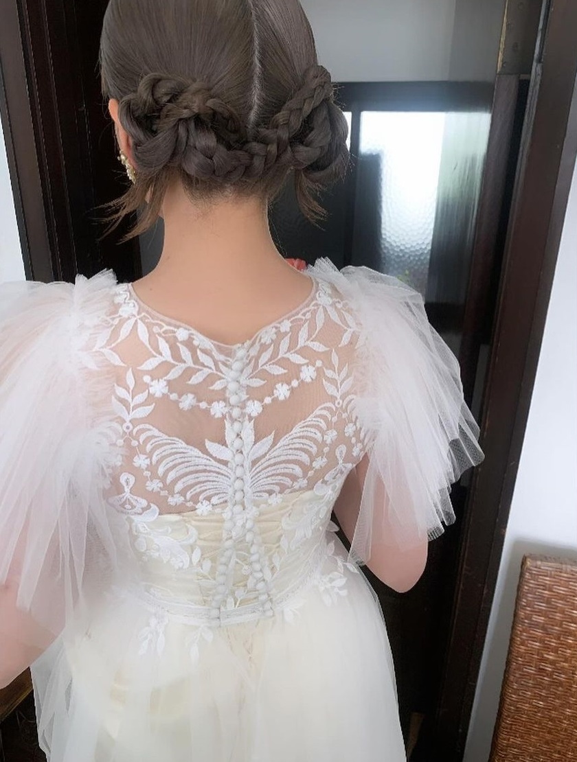 The cute tips of hair that pop out ♡ 15 Trendy "Kachimori Hair" Bridal Hair Arrangementsにて紹介している画像