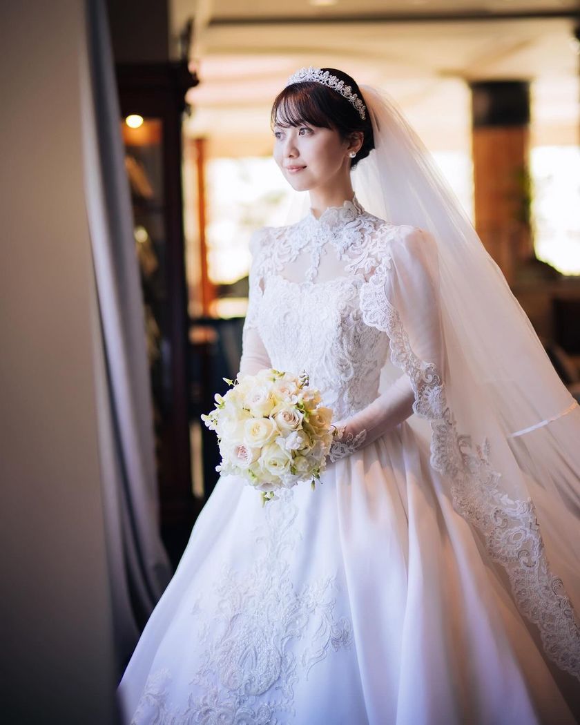 どんな顔の形でも似合う万能ティアラ♡Ivory&Coの［アレクサンドラ］を着用のリアル花嫁コーデ集にて紹介している画像