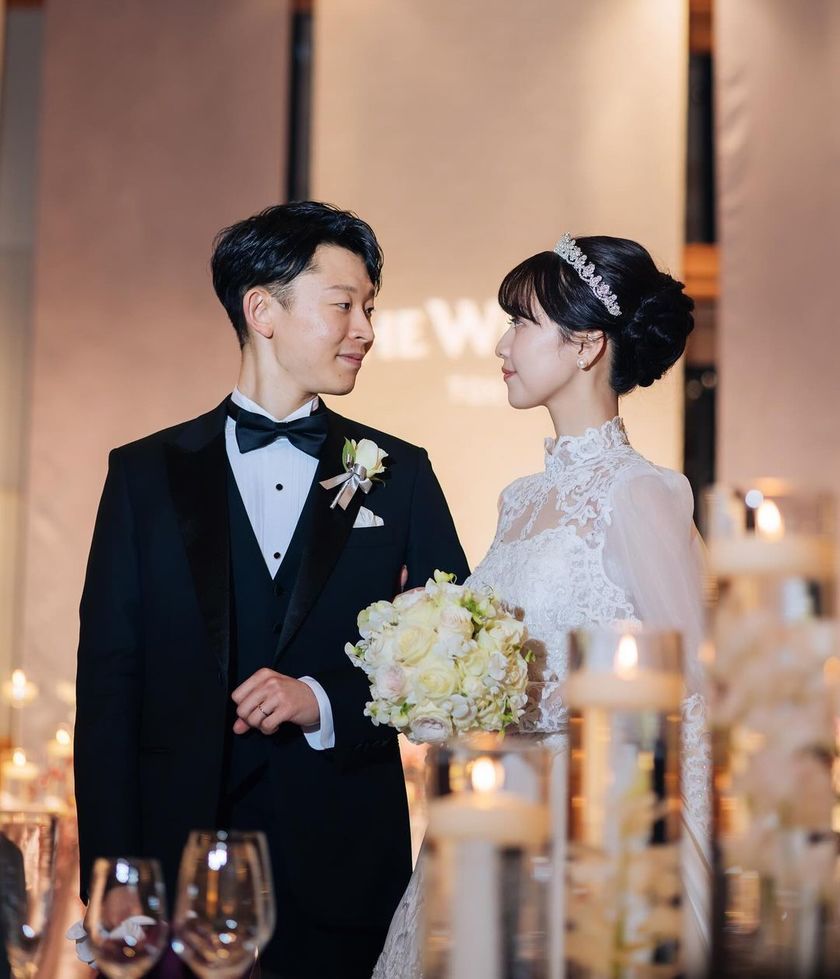 どんな顔の形でも似合う万能ティアラ♡Ivory&Coの［アレクサンドラ］を着用のリアル花嫁コーデ集にて紹介している画像