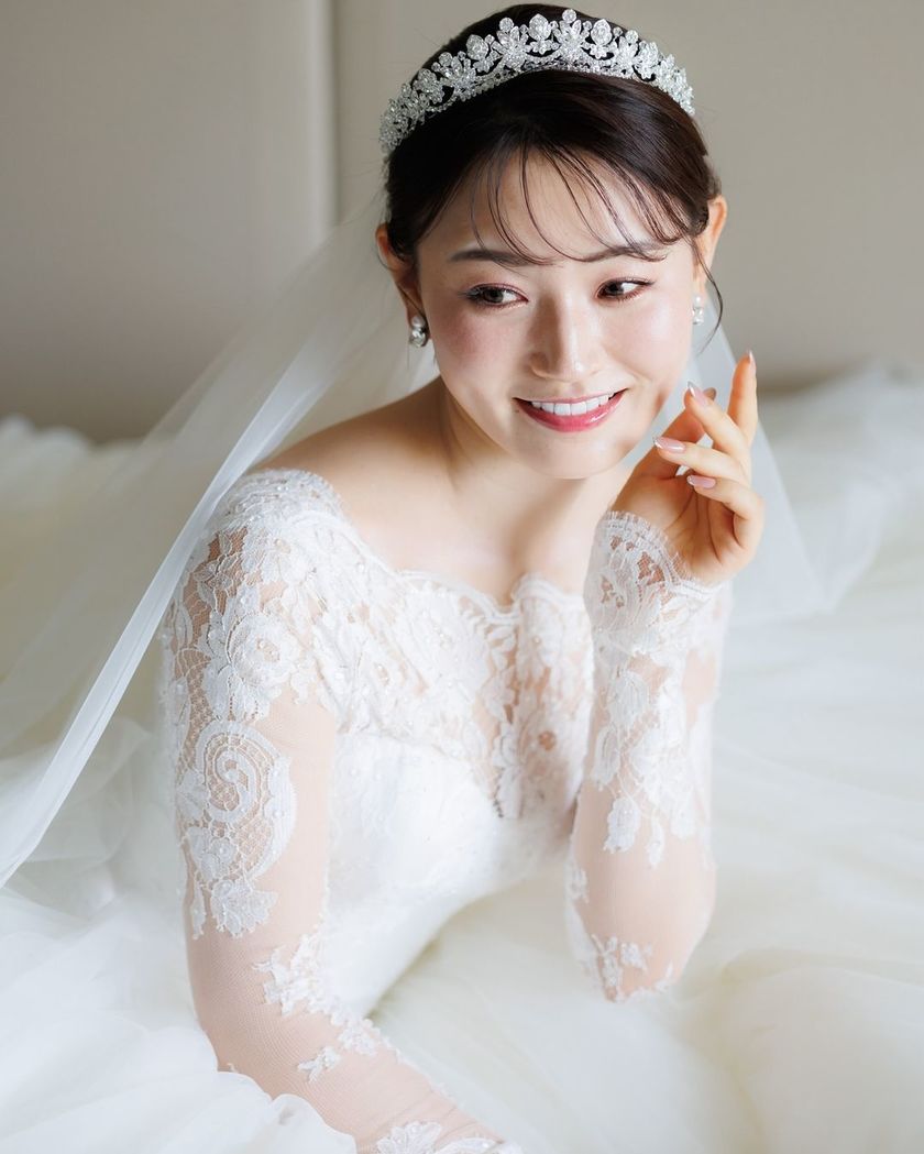 どんな顔の形でも似合う万能ティアラ♡Ivory&Coの［アレクサンドラ］を着用のリアル花嫁コーデ集にて紹介している画像