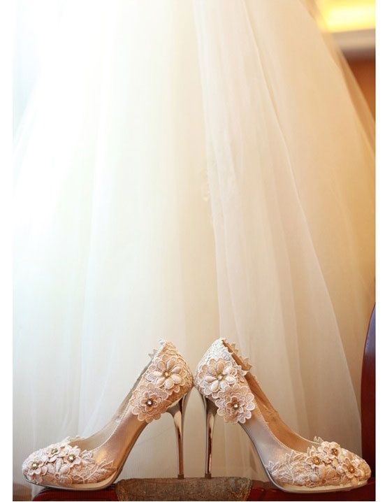 A Collection of Heels with Corsages to Walk Among Flowers♡にて紹介している画像