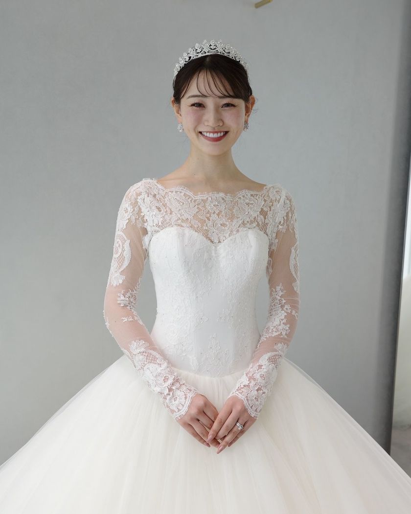 どんな顔の形でも似合う万能ティアラ♡Ivory&Coの［アレクサンドラ］を着用のリアル花嫁コーデ集にて紹介している画像