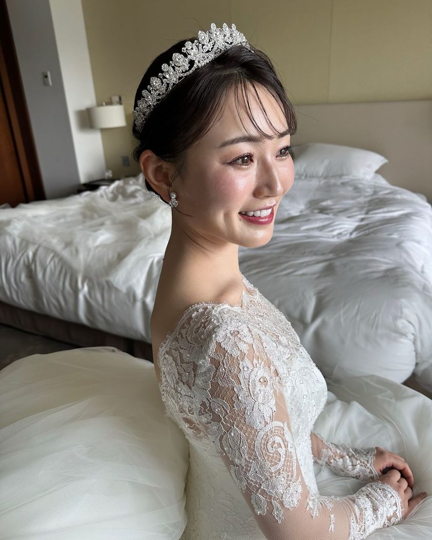 どんな顔の形でも似合う万能ティアラ♡Ivory&Coの［アレクサンドラ］を着用のリアル花嫁コーデ集にて紹介している画像