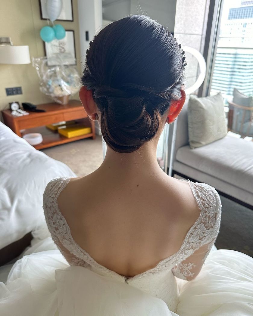 どんな顔の形でも似合う万能ティアラ♡Ivory&Coの［アレクサンドラ］を着用のリアル花嫁コーデ集にて紹介している画像